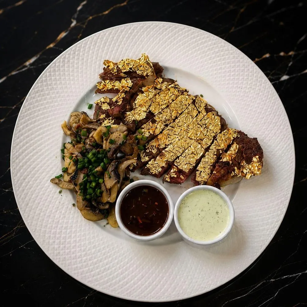 Baoli на Байтурсынулы мекемесіндегі Ribeye Prime стейк с сусальным золотом(за 100 гр)